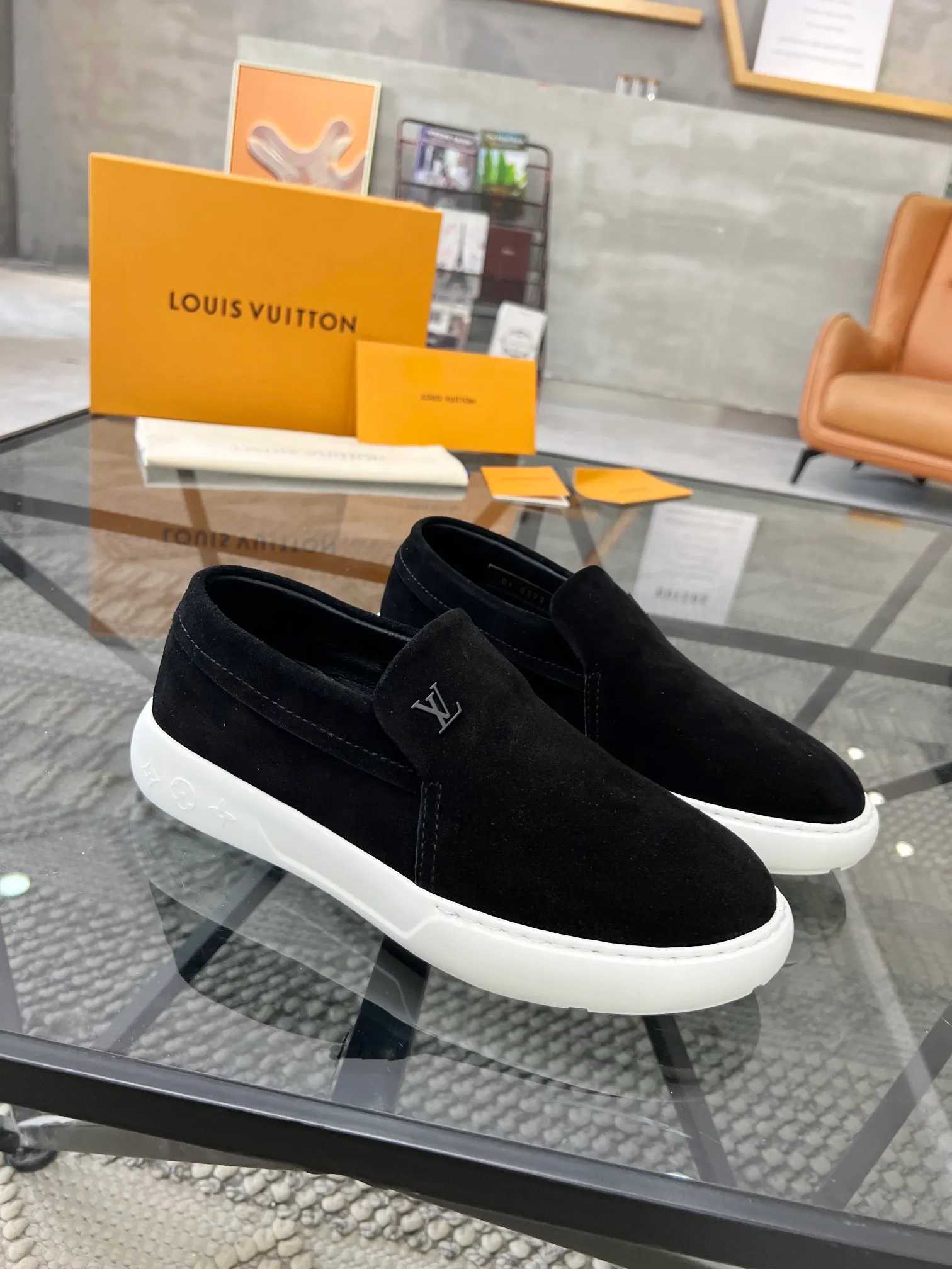 Factory price: 520💰 LV🔍Top purchasing agent🇮🇹 Road The most popular sneakers are available at the same time in the super popular sports shoe counters. The uppers are made of Italian original imported cowhide fabric. The classic and generous layout is a must-have for fashionistas. The complex craftsmanship is perfectly reproduced. The imported soft water-dyed cowhide lining is padded. The soles are: original soles specially provided by the factory. The exclusive foamed molded soles are super comfortable. The original factory follows the order. 🔍🔍High quality. You can go in and out of the counter at will. Welcome to compare. Size 39-45 (38 can be ordered)